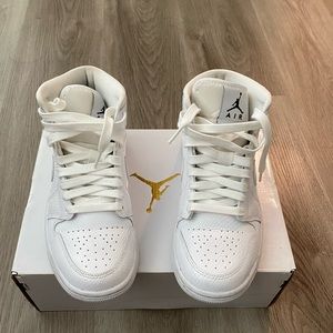 Worn twice ! Women’s mid Jordan 1